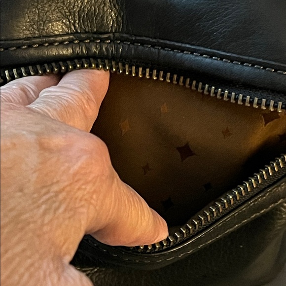 Fossil Supple Black Leather Shoulder/Crossbody Bag w/Front Zip Pocket - Picture 6 of 10